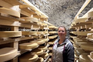 Martina Cervenka dans sa cave à fromages, à Premploz